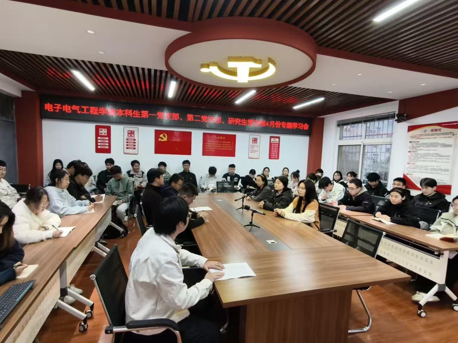 学院本科生、研究生党支部联合开展树立和践行正确政绩...